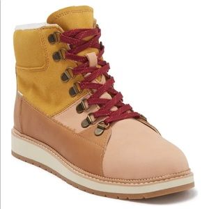 Toms women’s boots size 6